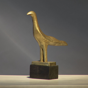 Sculpture d'oiseau mouette en métal doré avec base noire, figurine d'oiseau côtier moderne, objet décoratif de table pour la maison et le bureau - Product Image 4