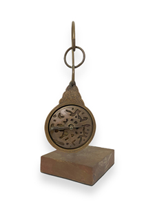 Astrolabe en laiton antique à motif paysager, décoration de bureau, instrument de navigation vintage, objet décoratif de bureau, cadeau de collection - Product Image 2