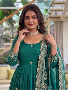 Robes Anarkali en soie croustillante de style indien et pakistanais, les plus belles, pour les mariages, avec de riches broderies et des sequins. - Product Image 2