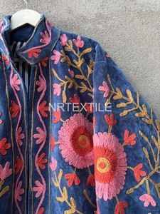 Chaqueta de terciopelo índigo con bordado floral a mano para mujer, cuello alto, estilo Suzani. - Product Image 3