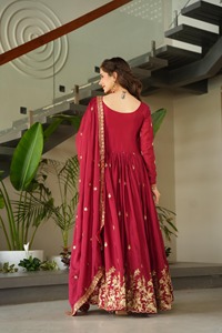 ชุดเดรส Anarkali ผ้าชินนอนสไตล์อินเดียและปากีสถานแบบใหม่ พร้อมงานปักเลื่อมและงานปักลาย แขนยาวเต็มตัว - Product Image 2