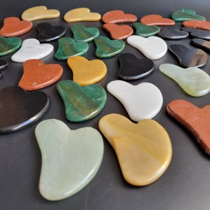 Gua Sha de Ágata Natural Pulida en Forma de Corazón, Tallada a Mano, Premium, Más Vendida, para Masaje Facial, Rejuvenecimiento de la Piel y Anticelulitis - Product Image 3