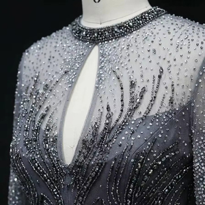 Robe de soirée sirène en gros sur le thème nautique, brodée de perles et de sequins en forme d'étoile de mer, avec cape en mousseline de soie - Product Image 1