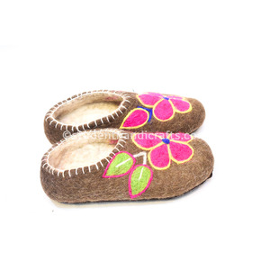 Autres articles d'artisanat : Pantoufles à fleurs en feutre aiguilleté - Product Image 1