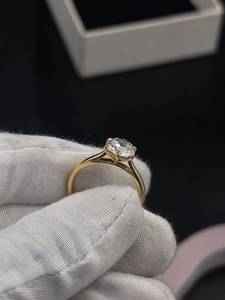 Anillo de Compromiso y Boda Clásico de Plata de Ley 925 Chapado en Oro con Circonita Redonda de Corte Brillante para Mujer - Product Image 4