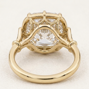 Bague de fiançailles classique pour femme en or jaune 18 carats avec diamant de laboratoire taille coussin allongée, certifié IGI, clarté F VVS2 - Product Image 4