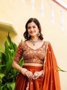 Conjunto de Lehenga Choli de Seda Bordada en Naranja con Dupatta, Traje Tradicional Indio para Bodas para Mujer - Product Image 3