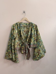 Lote al por mayor de blusas de seda vintage indias para mujer, con mangas acampanadas, estampado floral con lazo frontal, transpirables, de punto, estilo casual. - Product Image 6