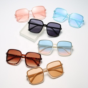 Promotion Nouvelles Lunettes de Soleil Carrées pour Femme, Style Rétro Designer, Surdimensionnées, Tendance, pour la Conduite en Extérieur - Product Image 1
