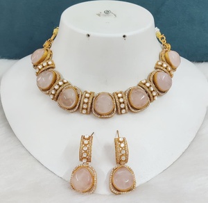 Collier de qualité supérieure avec de magnifiques boucles d'oreilles, parfait pour les soirées, les mariages, les occasions spéciales, ensemble de colliers légers et minimalistes. - Product Image 2