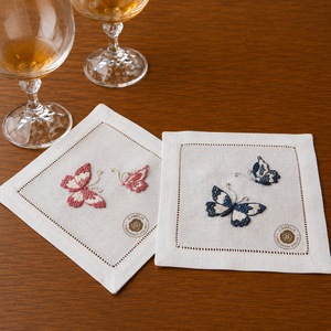 Juego de servilletas artísticas con diseño de mariposas y bordado delicado, perfecto para regalar y para una presentación elegante. - Product Image 1