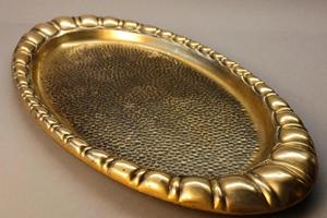 Bandeja decorativa ovalada de latón con textura martillada, diseño tradicional, artesanía metálica, pieza única, elegante bandeja para mesa de comedor. - Product Image 2