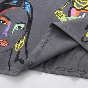 Camiseta con Estampado Gráfico Elegante para Hombre y Mujer, Cuello Redondo de Algodón Suave, Uso Diario Informal, Proveedor OEM, Camisetas con Diseños Gráficos Personalizados - Product Image 4