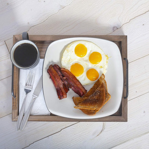Bandeja para servir Rectangular de madera de pino natural de color quemado rústico para uso en comedor de hogar y restaurante con asas de metal al mejor precio - Product Image 5