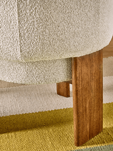 Sillón contemporáneo con respaldo curvo, patas de roble macizo y tela texturizada - Product Image 3