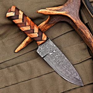 Cuchillo de caza y camping premium multifuncional de hoja recta de Damasco con punta caída, patrón de mosaico y mango de madera segmentado, personalizado. - Product Image 5