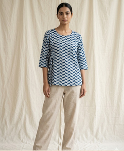Kurti court en coton imprimé bleu et blanc pour femme, col rond, manches trois quarts, détail de nouage latéral, coupe ample, tenue ethnique pour tous les jours - Product Image 6