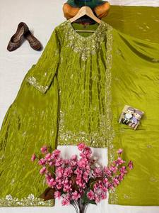 Elegante Conjunto Kurti Plazzo de Seda Chinon con Bordado de Hilo y Zari y Adornos de Perlas, Estilo Bollywood para Fiestas - Product Image 6