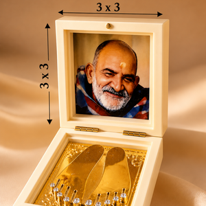 Caja del Templo Neem Karoli Baba con Figura Metálica Dorada de Charan Paduka, Caja de Regalo Espiritual para Puja en Color Blanco Marfil - Product Image 5
