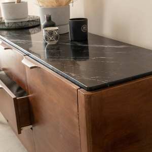 Buffet en marbre noir et bois de manguier Vandana Sereno Mira - Product Image 4