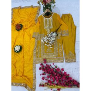 Pantalon Kurti 3 pièces paire

5 différentes couleurs brodées attrayantes vêtements de fête Chinon soie tissu Kurti paire a un ajustement régulier à - Product Image 1