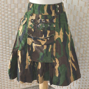 Kilt utilitaire pour homme, motif camouflage vert, style cargo traditionnel des Highlands écossais - Product Image 2