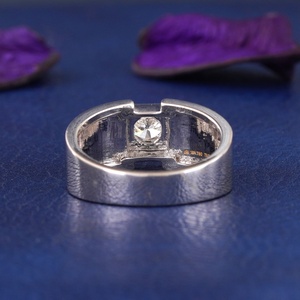 Anillo de Boda Solitario para Hombre en Oro Sólido de 14K con Diamante Cultivado en Laboratorio de Corte Brillante Blanco, Certificado con Claridad VVS1-VVS2 - Product Image 2