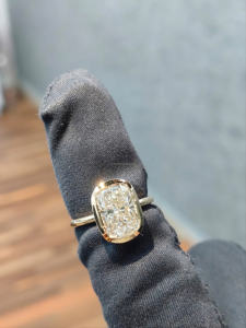 Anillo de Oro Amarillo con Diamante Corte Cojín, Elegante Joyería de Compromiso para Mujer, Diseño Personalizado de Lujo y Calidad Premium - Product Image 1