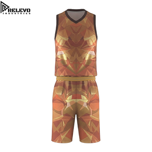 Ensemble de maillot et short de basket-ball sublimé pour hommes, imprimé géométrique à facettes orange rouille, crème et marron, uniforme sportif - Product Image 1