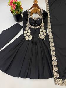 Elegante Conjunto de Tres Piezas de Diseño Anarkali con Bordado de Seda Romana y Lentejuelas para Vestido y Pantalón con Dupatta Elástica hasta el Suelo - Product Image 5