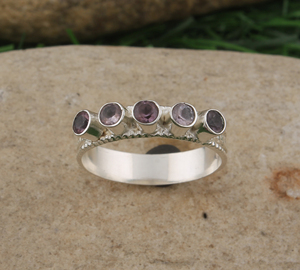 Anillo de Plata de Ley 925 con Bisel de Amatista Natural, Cinco Piedras Preciosas Púrpuras, Anillo de Gema Genuina, Piedra de Nacimiento de Febrero - Product Image 2