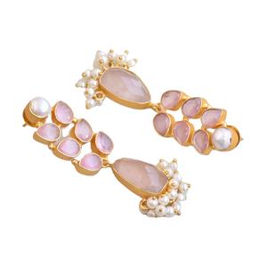 ต่างหูทองเหลืองชุบทองประดับโรสควอตซ์พรีเมียม ดีไซน์ทรงดอกไม้สไตล์โบโฮชิค คุณภาพส่งออกจำนวนมาก - Product Image 3