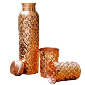 Bouteilles en cuivre de qualité supérieure avec deux verres Dernières bouteilles en cuivre faites à la main conçues à vendre par Haxagon International - Product Image 1