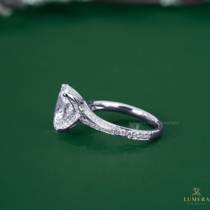 Anillo de Diamante Ovalado Brillante Cultivado en Laboratorio con Certificación IGI, Cuatro Puntas con Micro Pavé Oculto Bajo Halo, Anillo Elegante con Banda Dividida - Product Image 6