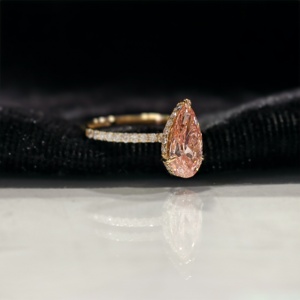 Anillo de Compromiso Aries Jewel Pave Band con Diamante Rosa Fantasía de Laboratorio de 2 Ct, Corte Pera, Oro de 14K, con Certificado IGI, para Aniversario o Boda - Product Image 5