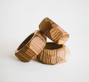 Anneaux de serviette en bois d'acacia personnalisés, modernes, luxueux, écologiques, durables, de qualité supérieure, pour la décoration de table à la maison, pour les mariages et les fêtes - Product Image 1