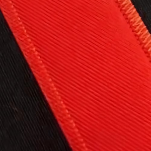เสื้อฟุตบอลอเมริกันแบบกำหนดเองสำหรับผู้ชาย สีดำแดง เบอร์ 2 คอวี แขนสั้น ระบายเหงื่อได้ดี ชุดกีฬา - Product Image 3