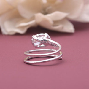 Bague de fiançailles solitaire moderne en or blanc/rose et or jaune 9 carats avec diamant ovale cultivé en laboratoire certifié IGI, sertie en spirale - Product Image 4