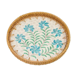 Plateau de service en rotin fait main avec motif floral bleu, plateau décoratif en osier naturel pour usage résidentiel - Product Image 1