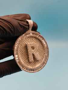 Colgante de moda hip hop Iced Out, dijes personalizados de plata 925 con moissanita, colgante circular con inicial para regalos - Product Image 3