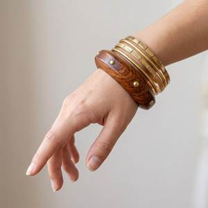 Brazalete Único de Madera Sólida Rústica, Ecológico y Hecho a Mano, Joyería Natural - Product Image 1