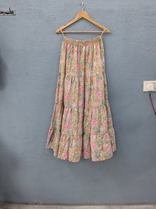 Elegante falda larga bohemia con volantes, hecha de suave y transpirable algodón con delicados motivos florales en rosa y verde. - Product Image 4