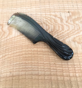 Peigne en corne de buffle Natura Crafts, peigne en corne de vache de haute qualité, peigne en corne de buffle noir, peigne classique et résistant à la mode - Product Image 1
