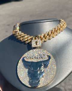 Pendentif Médaillon Tête de Taureau Luxe Sertie de Moissanite VVS, Chaîne Cubaine en Or, Bijoux Hip Hop, Icône de Puissance - Product Image 4