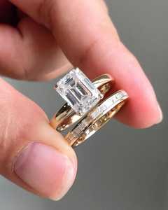 Bague surprise moderne à double bande avec diamant taille émeraude de 2,01 carats cultivé en laboratoire, en or jaune 14 carats, cadeau de mariage ou de fête pour l'amoureux - Product Image 1