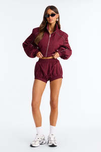 Conjunto Deportivo de Dos Piezas para Mujer: Chaqueta Corta Color Borgoña y Pantalones Cortos Deportivos de Cintura Alta con Ribete Reflectante - Product Image 6