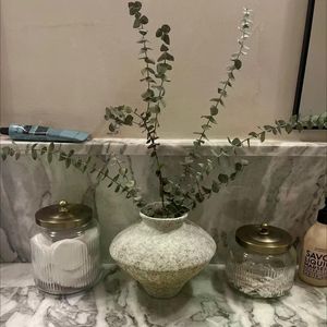 Élégant petit pot de rangement en verre avec couvercle en laiton pour l'organisation de la salle de bain - Product Image 3