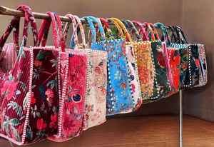 Sacs fourre-tout en velours indien à imprimé floral, sacs de shopping faits à la main pour femmes, sacs de voyage matelassés - Product Image 2