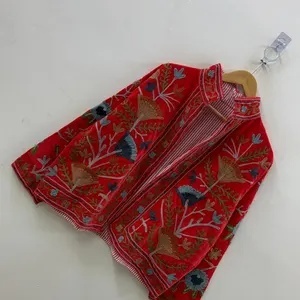 Chaqueta de terciopelo con bordado floral Suzani, abrigo estilo festival folclórico uzbeko con relleno de algodón para ropa exterior tipo bomber/duster a precio económico. - Product Image 4