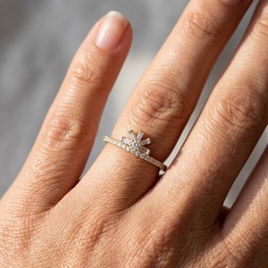 แหวนแต่งงานมอสซาไนต์ทรงบาแกตต์แบบมินิมอล ดีไซน์เกล็ดหิมะ ทองคำแท้ 14K ผลิตในห้องปฏิบัติการ สำหรับทุกเพศ เหมาะสำหรับงานฉลองครบรอบ หรือเป็นของขวัญเซอร์ไพรส์ - Product Image 4